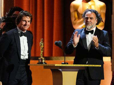 González Iñárritu entrega Oscar honorario a Tom Cruise y asegura que “es mexicano” (Video)