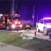 Terminaron la madrugada con el auto en medio del río, en el Paseo de la Costa