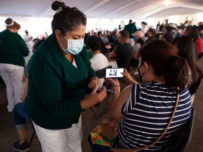 Maestros reciben vacuna en la CDMX y externan su deseo de regresar a las aulas