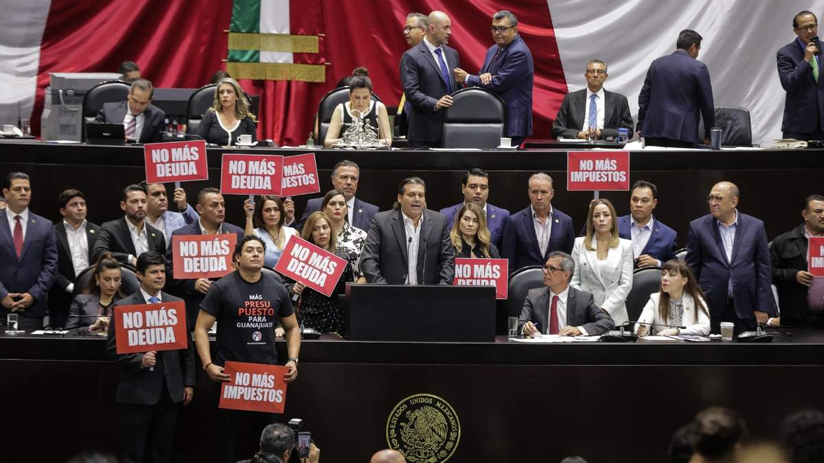 El secretario de Hacienda, Édgar Amador, escucha la intervención del diputado priista Mario Zamora Gastelum durante la comparecencia
