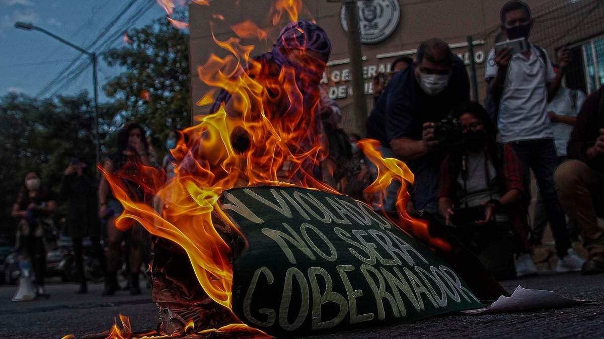 Protesta en Chilpancingo contra la designación de Félix Salgado Macedonio como candidato de Morena a la gubernatura de Guerrero