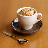 No tires las peras pasadas y hacé esta torta en taza, sin harinas y en pocos minutos