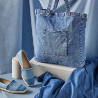 Si tenés un jean viejo o roto, no lo tires: convertilo en este bolso fachero y espacioso para el verano