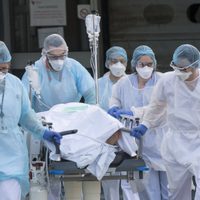 Insólito: se disfrazaron de enfermeros y usaron una ambulancia para romper la cuarentena