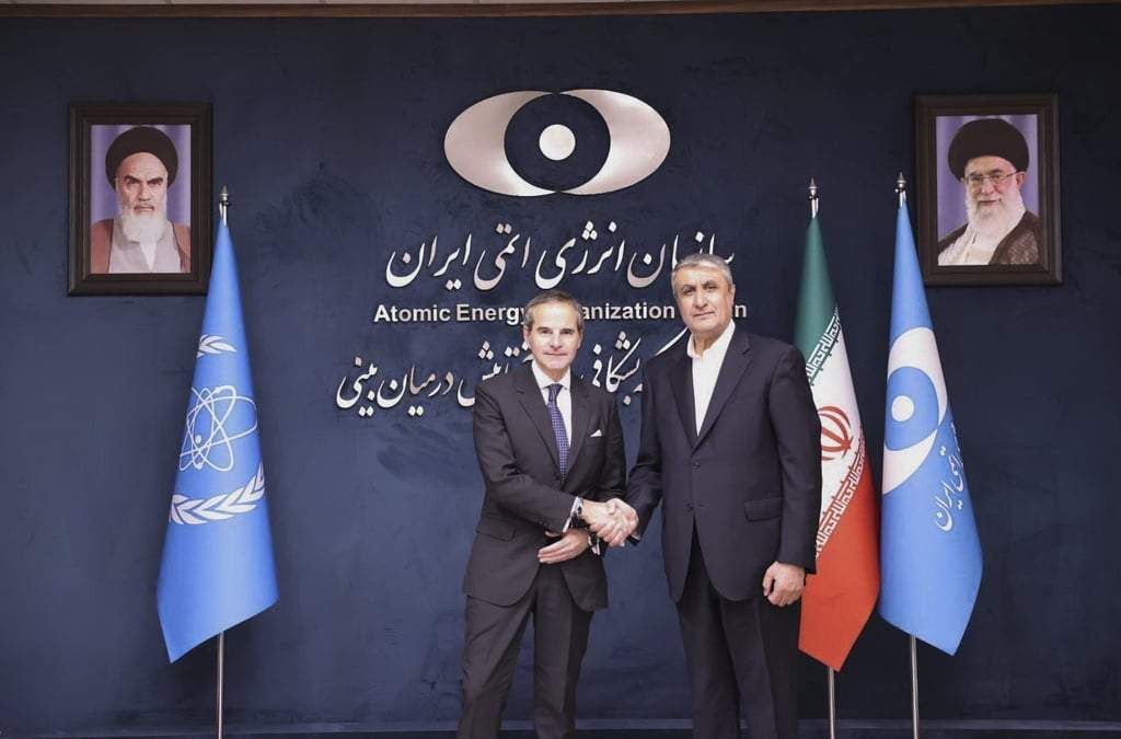 El director general del Organismo Internacional de Energía Atómica (OIEA), Rafael Mariano Grossi, izquierda, saluda al director de la Organización de Energía Atómica de Irán, Mohammad Eslami, en la Organización de Energía Atómica de Irán, en Teherán, 17 de abril de 2025