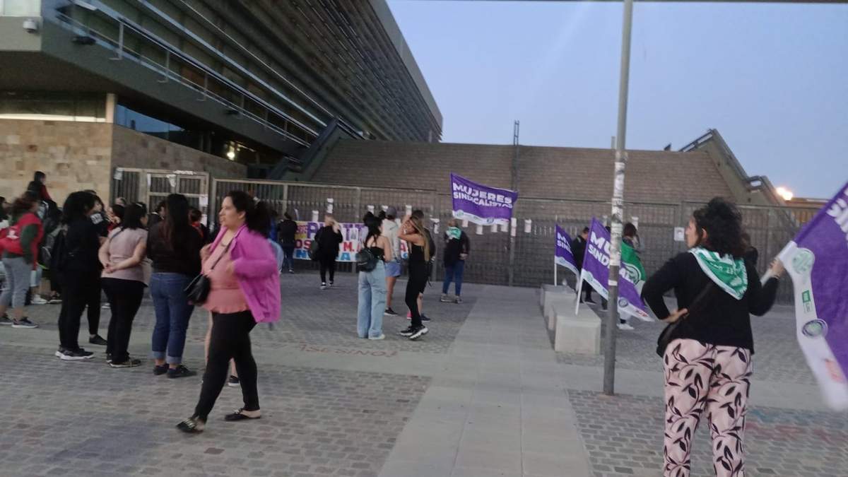 Familiares aguardaron la confirmación en Ciudad Judicial. Fuente: (Facebook)