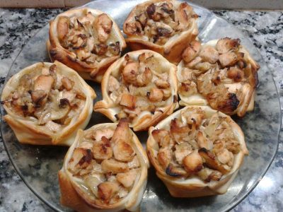 Canastitas invertidas rellenas con pollo: si no sabés qué cocinar este domingo vas a amar esta receta