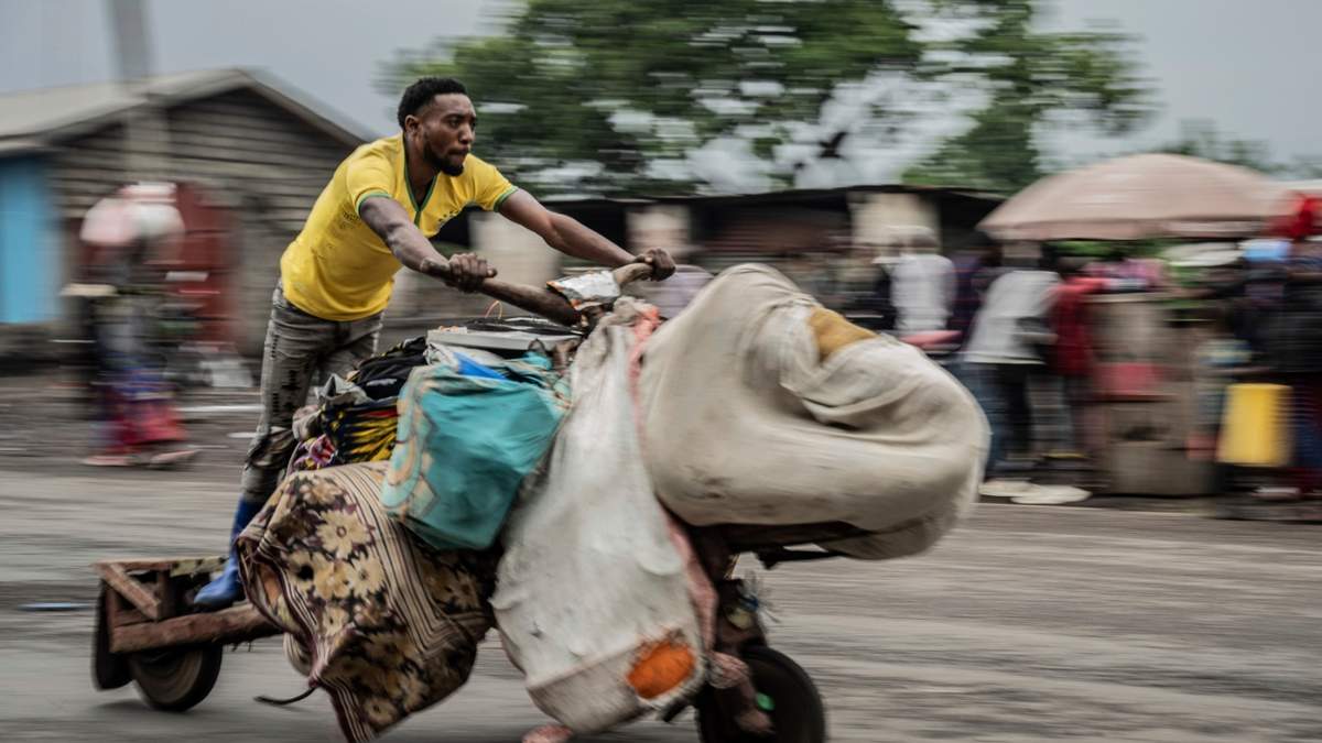 Gente desplazada por los combates mientras el grupo rebelde M23 avanza al centro de Goma, República Democrática del Congo