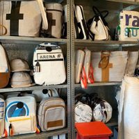 Usan big bags plásticas contenedoras de arena para confeccionar carteras de diseño