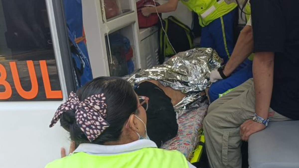 JOven atendido por paramédicos
