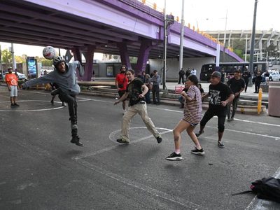 Jóvenes protestan contra el Mundial: señalan que profundiza despojo y gentrificación