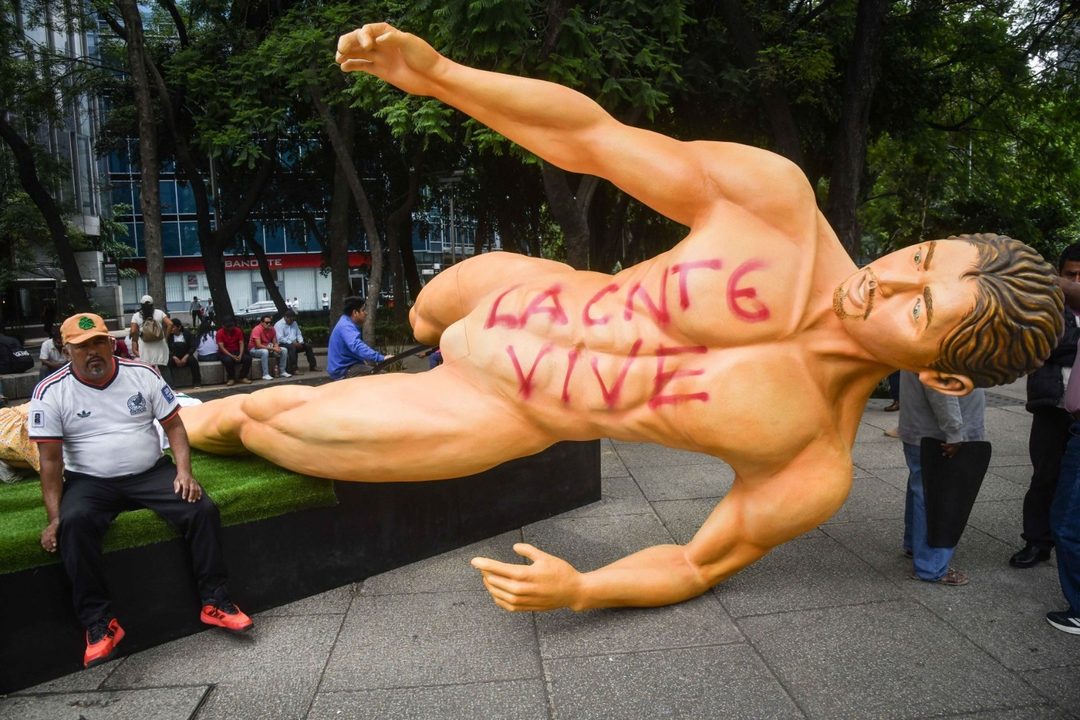CNTE derriba estatuas del Mundial en Paseo de la Reforma, CDMX, el martes 2 de junio de 2026