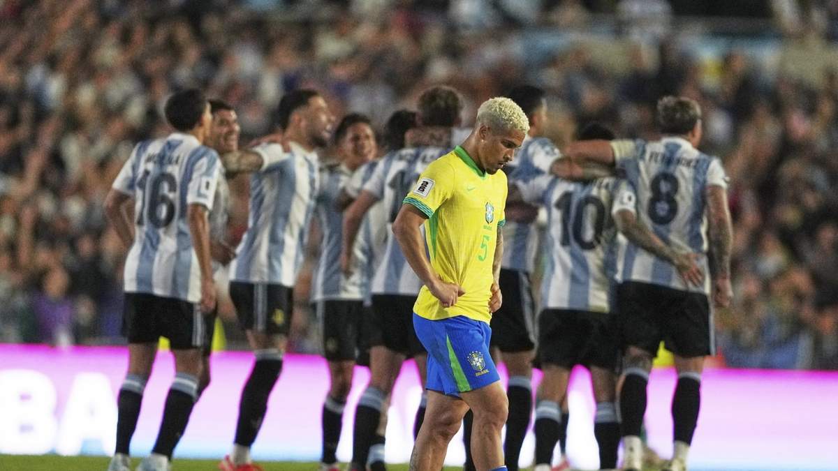 El brasileño Joao Gomes abandona la cancha tras la derrota de su selección por 4-1 ante Argentina