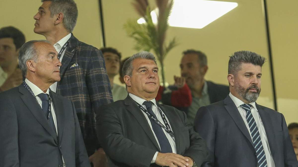 El presidente del Barcelona Joan Laporta (centro) previo al partido contra Elche por la Liga española, el sábado 1 de abril de 2023, en Elche, España