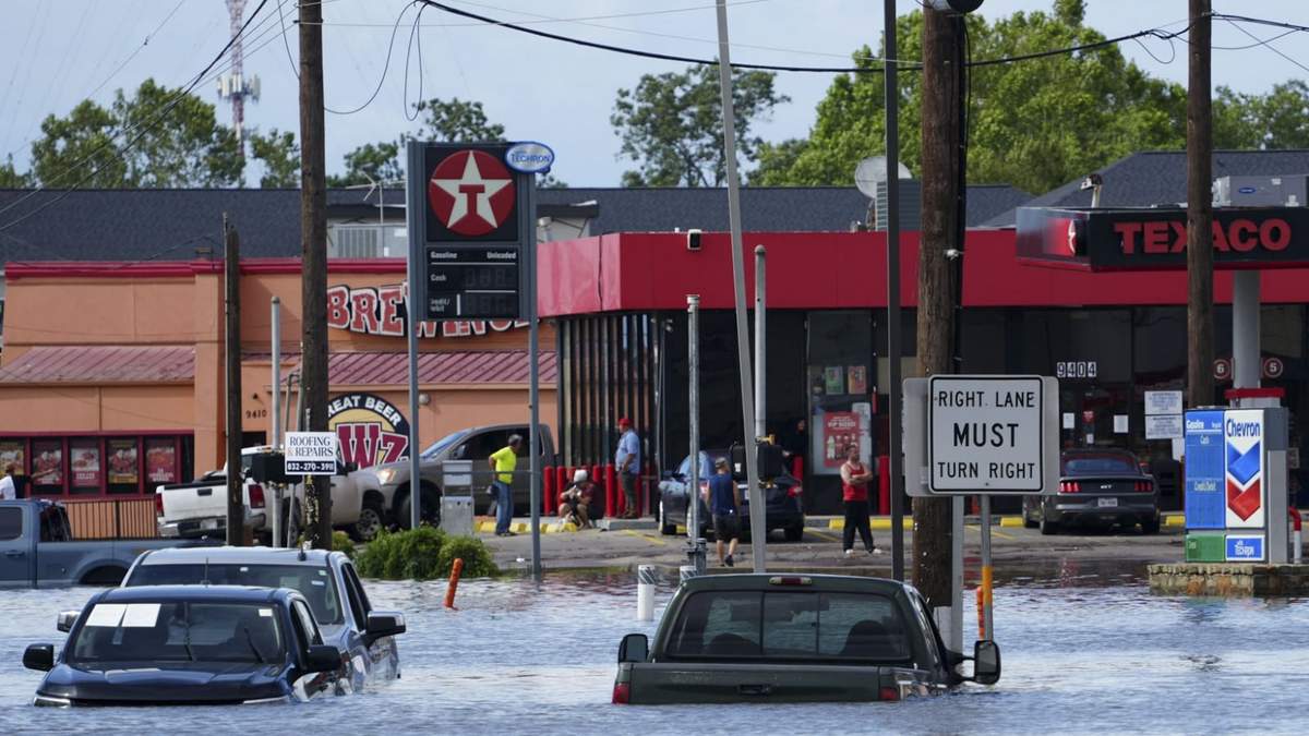 Las inundaciones dejaron más de 100 muertos y decenas de desaparecidos