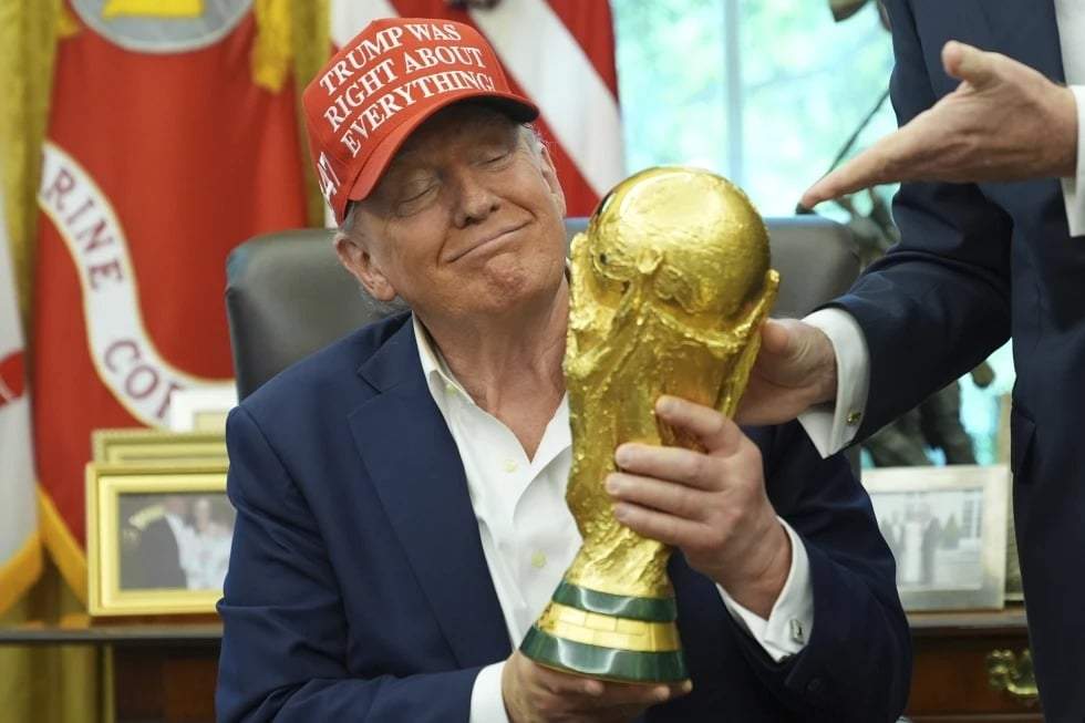 El presidente Donald Trump sostiene el Trofeo de la Copa Mundial de la FIFA durante un anuncio en la Oficina Oval de la Casa Blanca, el viernes 22 de agosto de 2025, en Washington.