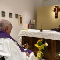 El Vaticano publica la primera imagen del Papa Francisco desde que fue ingresado hace más de un mes