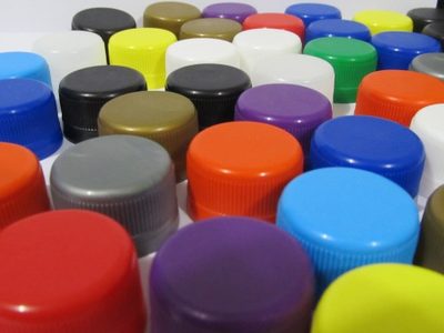 No tires las tapas de las botellas plásticas: hacete este coqueto canasto para guardar tus cosas