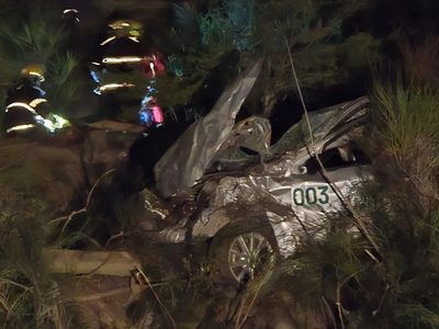 Vuelco en Los Radales: un taxi cayó al vacío y su conductor fue rescatado con heridas de consideración