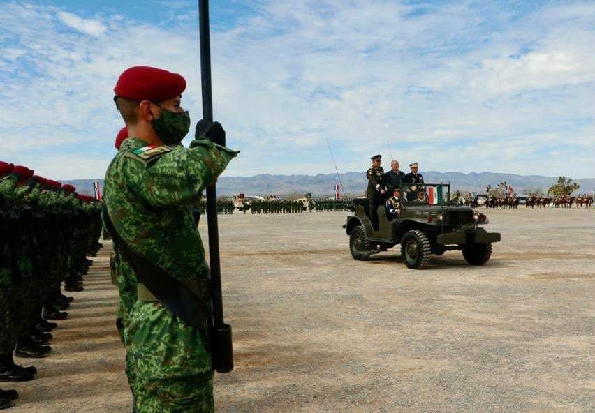 Militares en el Día del Ejército Mexicano frente a AMLO