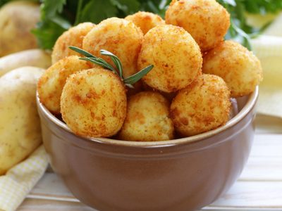 Bolitas crunchies de papa, el snack fácil y perfecto para volverte la sensación en esa picada con amigos