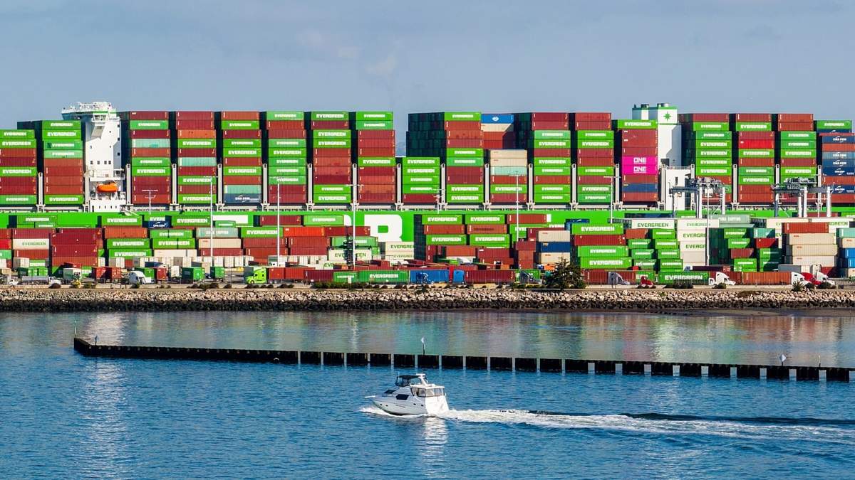 Contenedores apilados en el carguero Ever Most anclado en el Puerto de Oakland, California, el jueves 3 de abril de 2025
