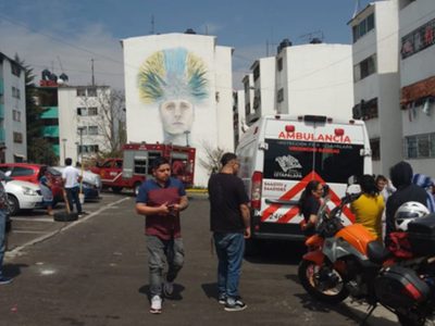 Incendio destruye un departamento en Iztapalapa; una mujer está herida