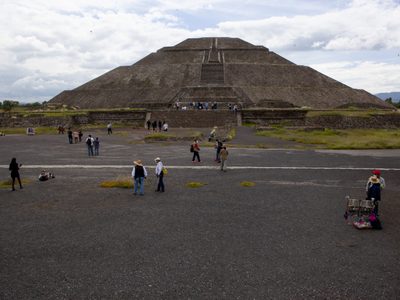 FGR detiene a responsable de obra que causó daños en zona arqueológica de Teotihuacan
