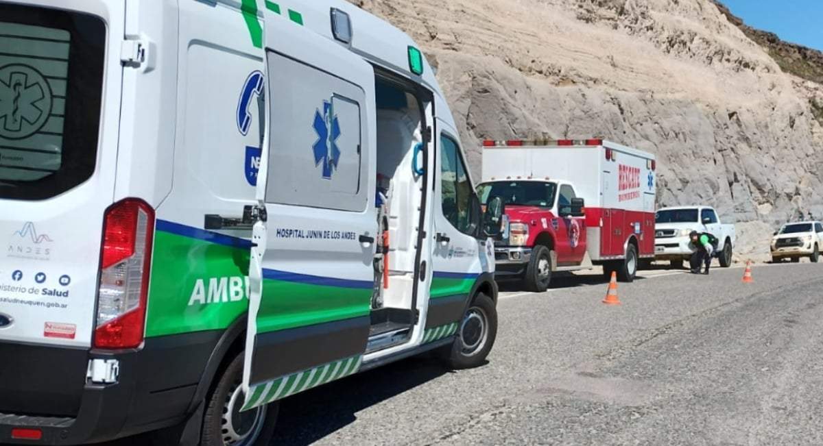Equipos de emergencias que asistieron a la mujer tras caer por el barranco. Fuente: (Facebook)