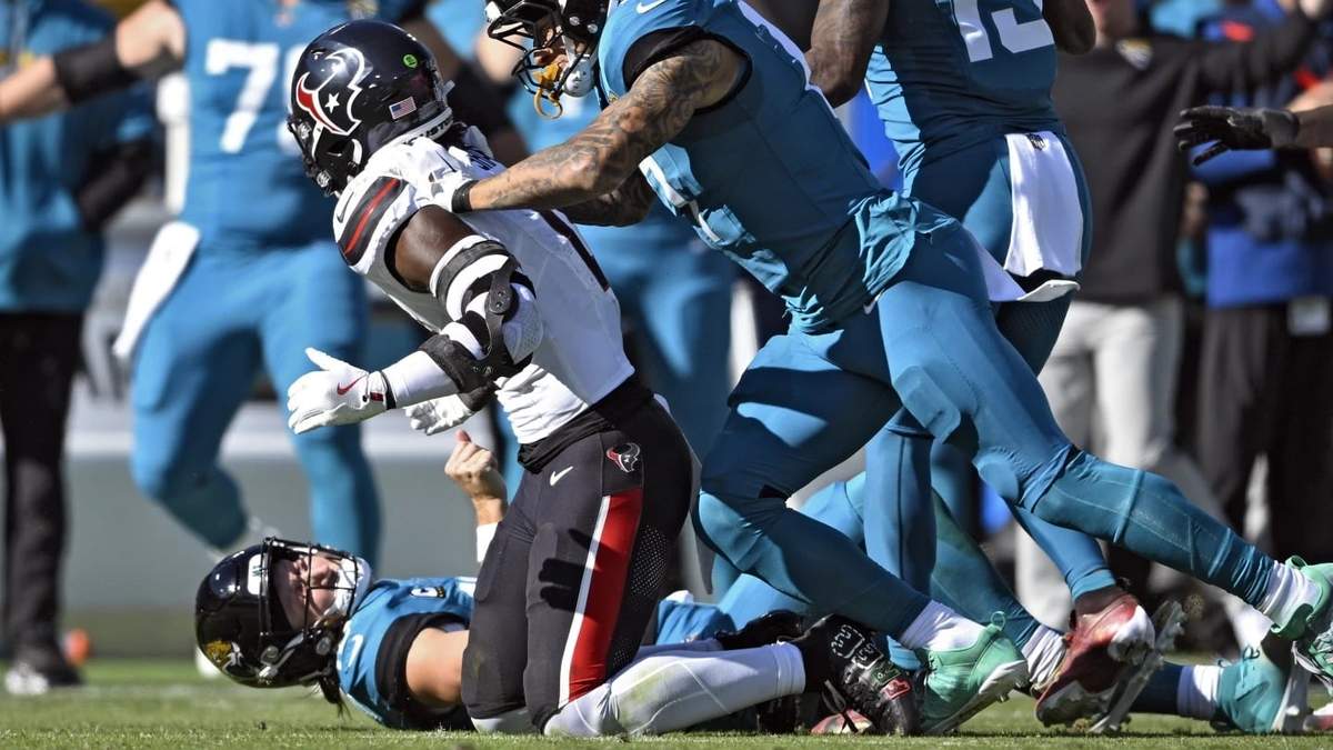 Trevor Lawrence, quarterback de los Jaguars, salió en camilla por una conmoción cerebral