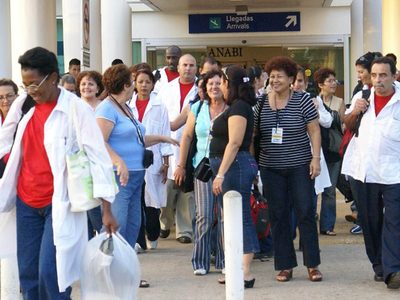 Juez niega frenar llegada de médicos cubanos a México