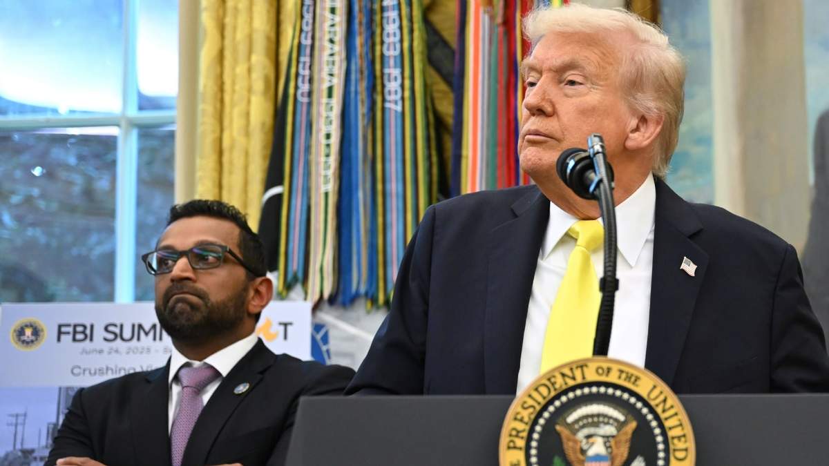 El presidente Donald Trump escucha la pregunta de un periodista durante un evento en la Oficina Oval de la Casa Blanca, el miércoles 15 de octubre de 2025, en Washington, mientras el director del FBI, Kash Patel, escucha