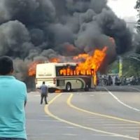 Enfrentamiento deja dos muertos, un bloqueo carretero y la quema de unidades en Michoacán