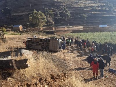 Nueve músicos mueren tras volcadura del autobús en que viajaban; cayó por un abismo