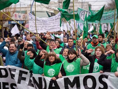 Contundentes marchas regionales de docentes y trabajadores del Estado