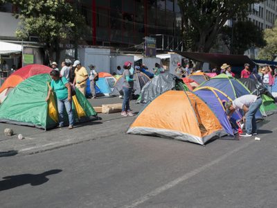 Tras movilización, la CNTE instala plantón indefinido en la Segob; acusan negativa para dialogar