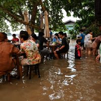 De la adversidad al éxito: un restaurante que se inunda es furor en Tailandia