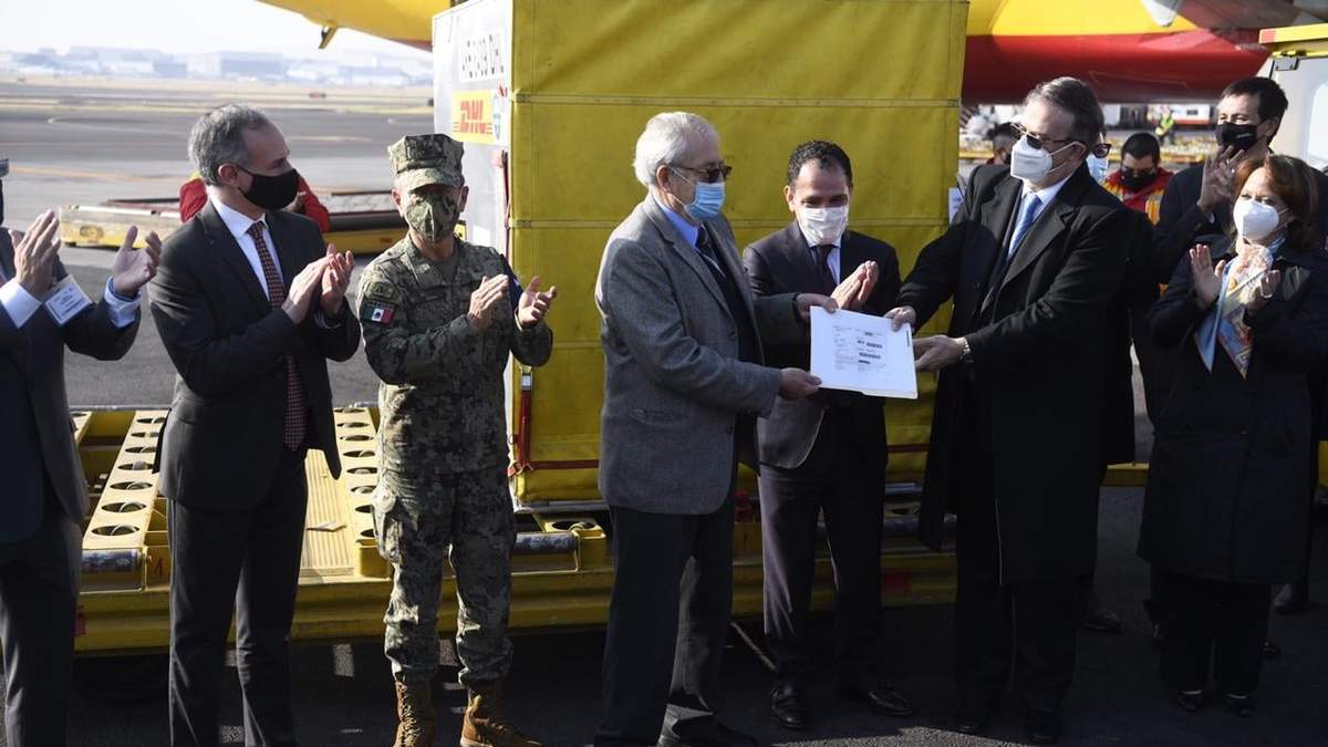 Ebrard entrega a Alcocer el documento de recepción del primer lote de vacunas