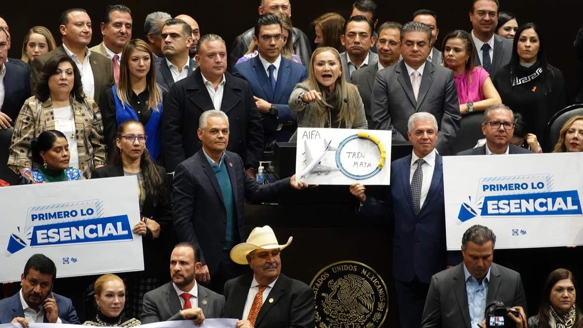 Panistas mostraron pancartas contra el dictamen de presupuesto avalado por los partidos de la 4T