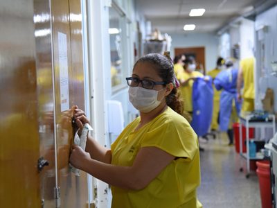 El Ministerio de Salud actualizó los criterios de aislamiento para los contagiados por coronavirus