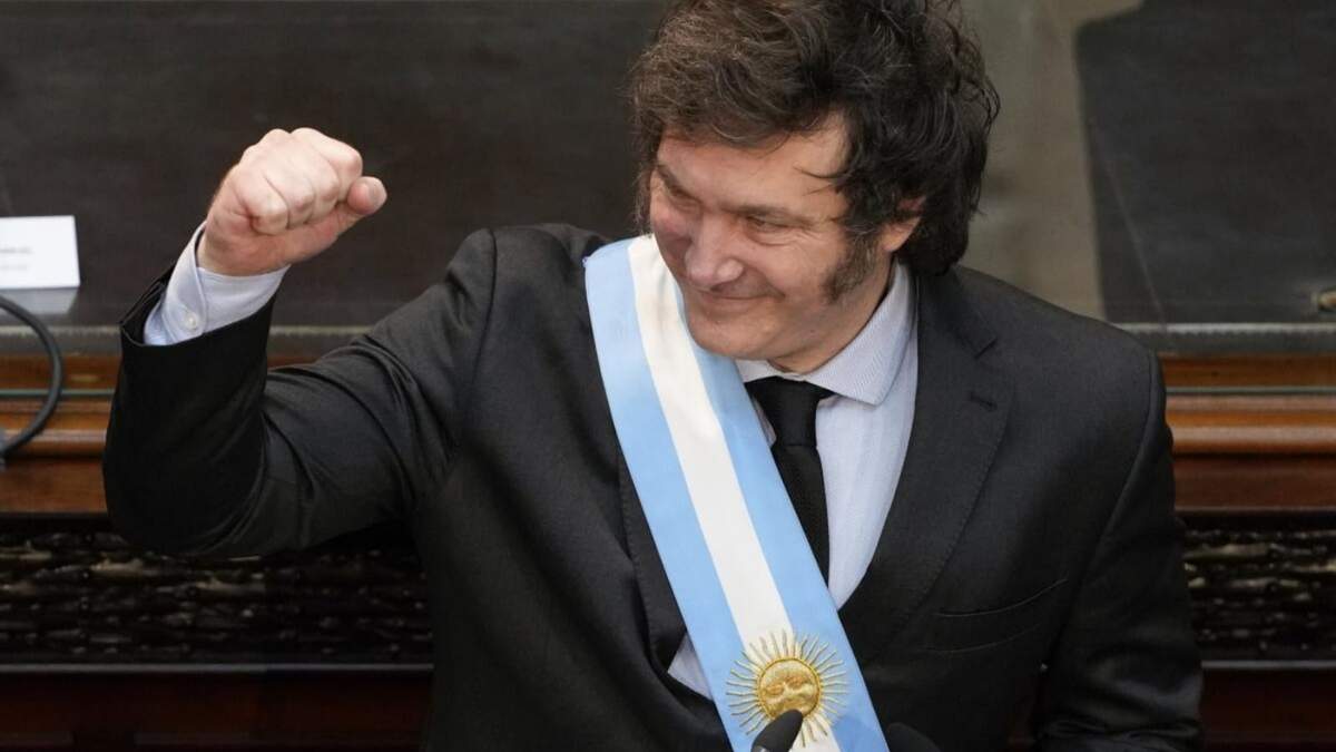 El presidente Javier Milei se dirige a los legisladores durante la sesión legislativa inaugural en Buenos Aires, Argentina