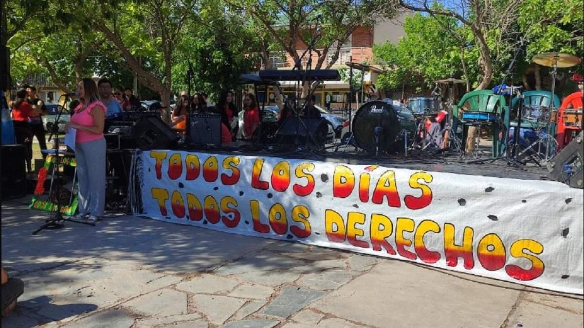 Luego de la marcha se realizó una concentración en la plaza Los Pioneros de Centenario. Fuente: (Centenario Digital)