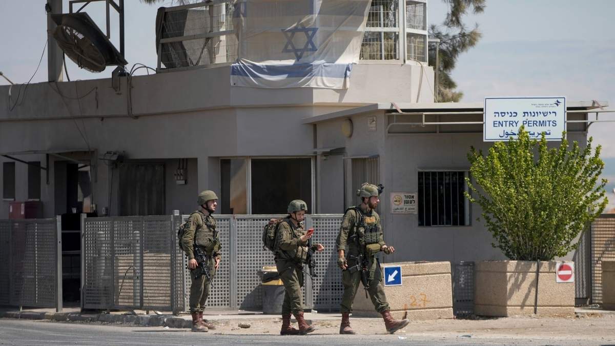 Soldados israelíes en un cruce fronterizo