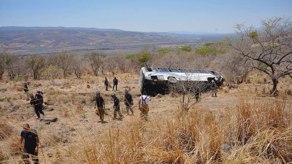El autobús volcó tras salir de la carretera