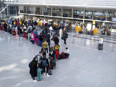Huelgas en Alemania dejan varados a millones de pasajeros de trenes y aviones