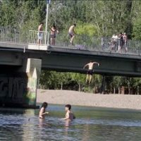Buscan implementar algún dispositivo que impida a los bañistas saltar desde el puente en la Isla 132