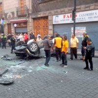 Un auto cayó desde el techo de un estacionamiento en el Centro Histórico, una persona murió