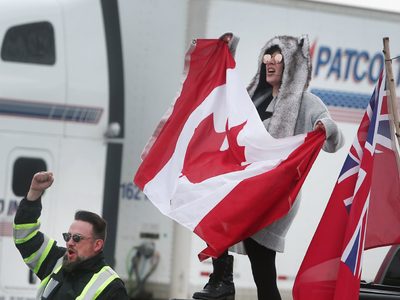 Policía desaloja el puente que bloqueaban los antivacunas en la frontera entre Canadá y EU