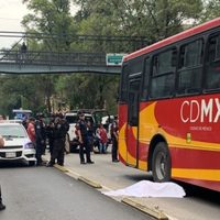 Un auto y el Metrobús atropellan a una mujer en la colonia Roma Sur (Video)