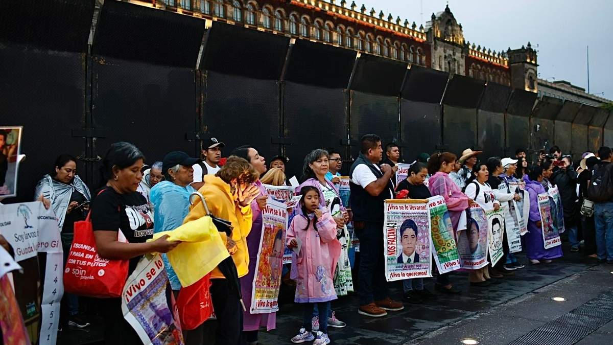 Padres de los normalistas desaparecidos frente a Palacio Nacional